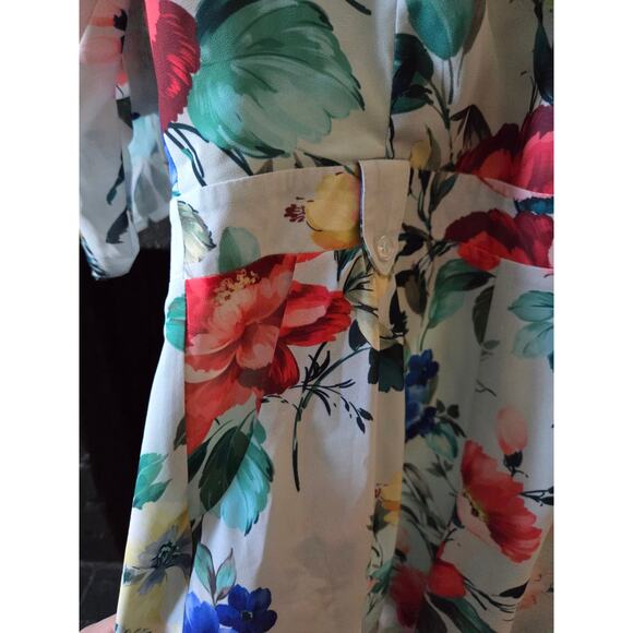 Yumi Kim Floral Lightweight Flowy V neck Romper size small - Picture 2 of 5